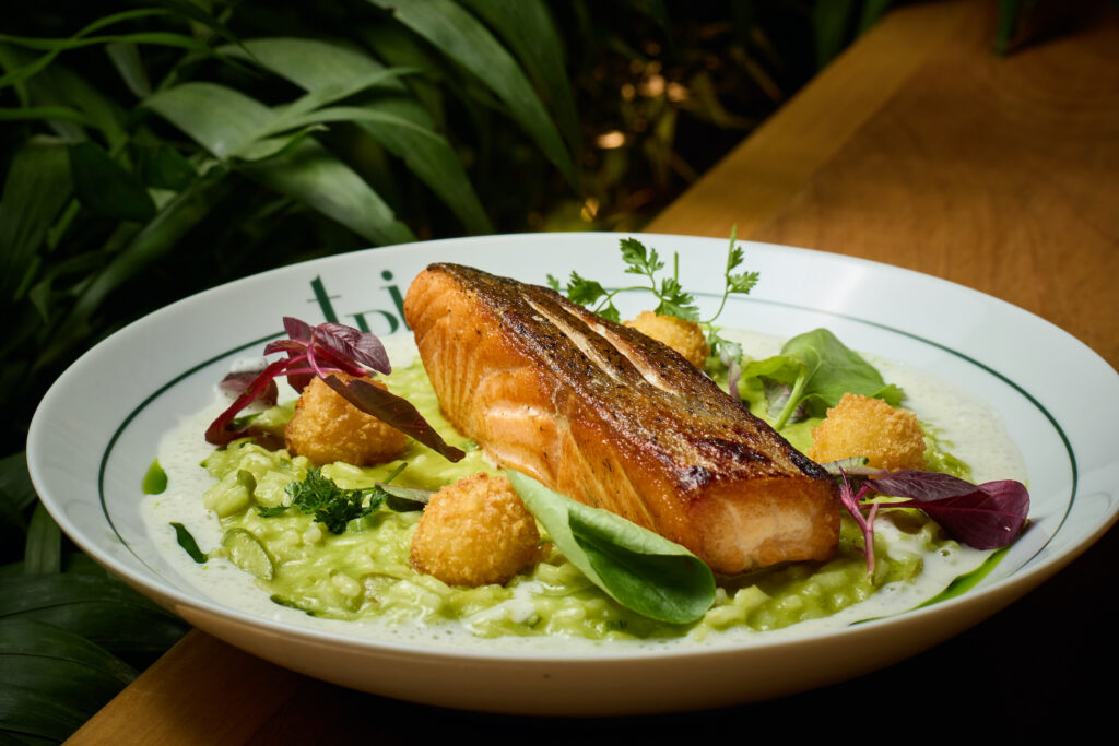 Salmão na Brasa com risoto verde | Foto: Rodolfo Regini