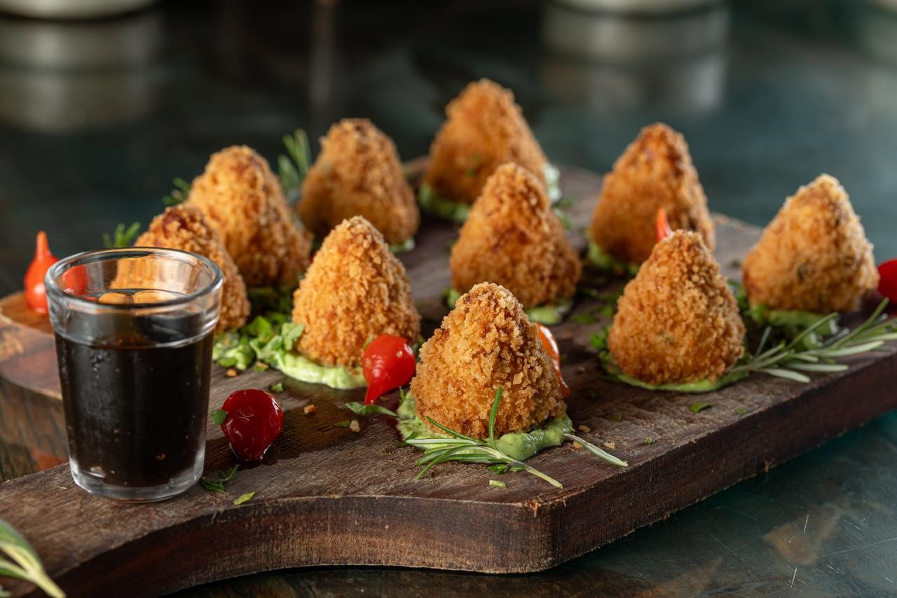 Como fazer a coxinha de pernil sem massa que virou hit nos bares de SP