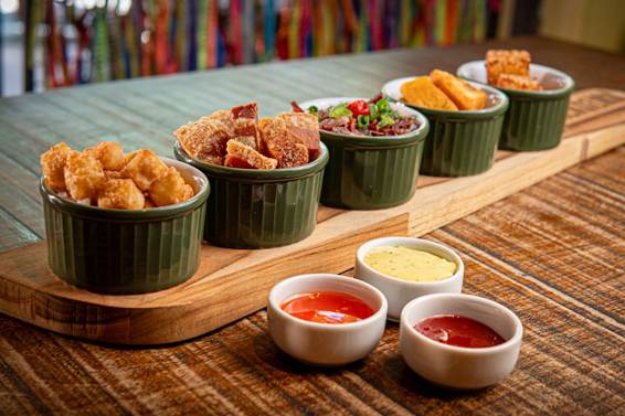 Em noite festiva, Macaxeira celebra uma década da gastronomia nordestina em SP