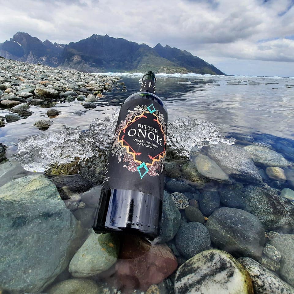 Bitter produzido pela empresa Onok é um licor amargo artesanal chileno feito com frutos e ervas da Patagônia | Foto: Divulgação