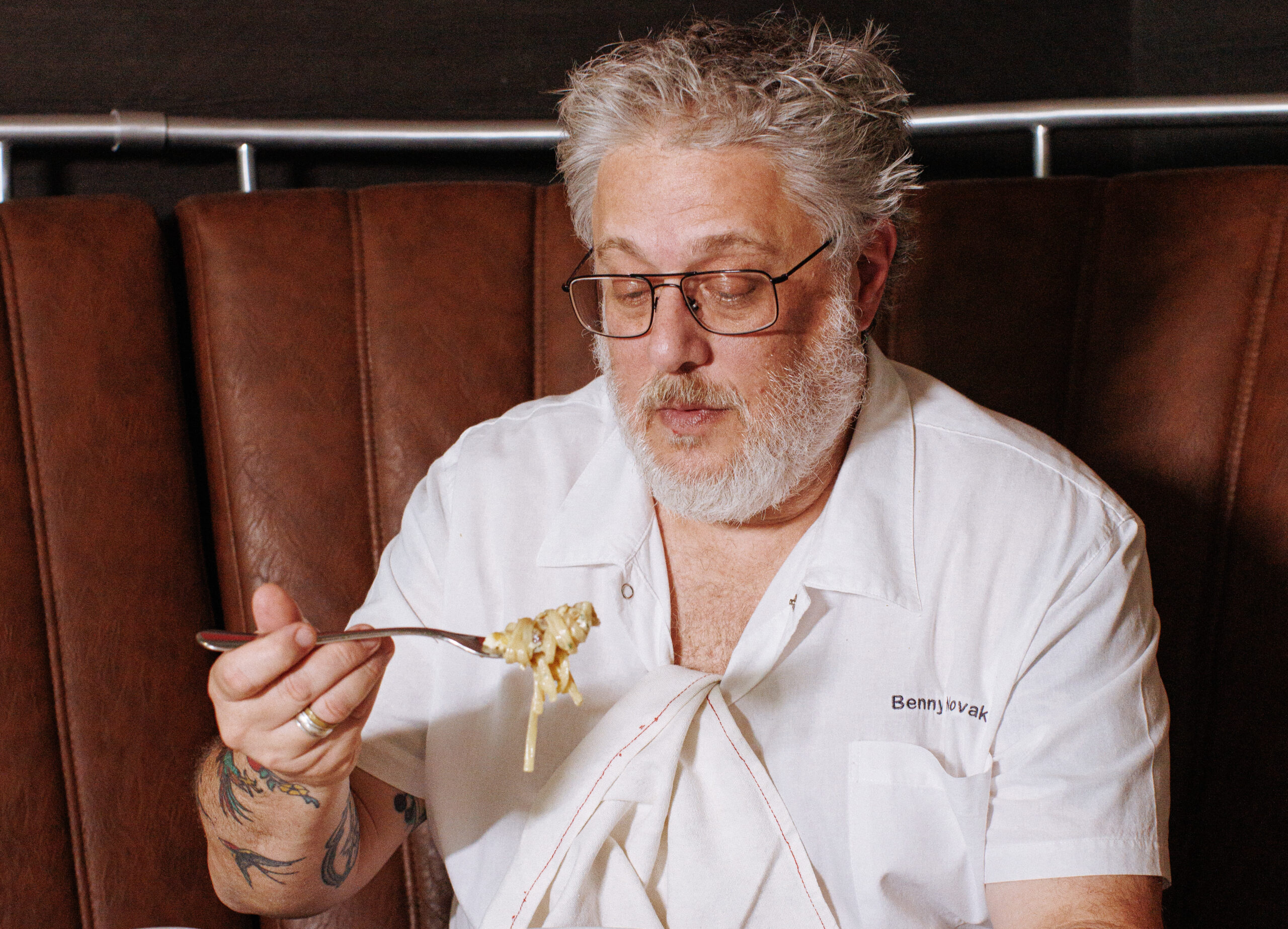 Entre bistrô e brasserie: Benny Novak une suas duas casas em noite única