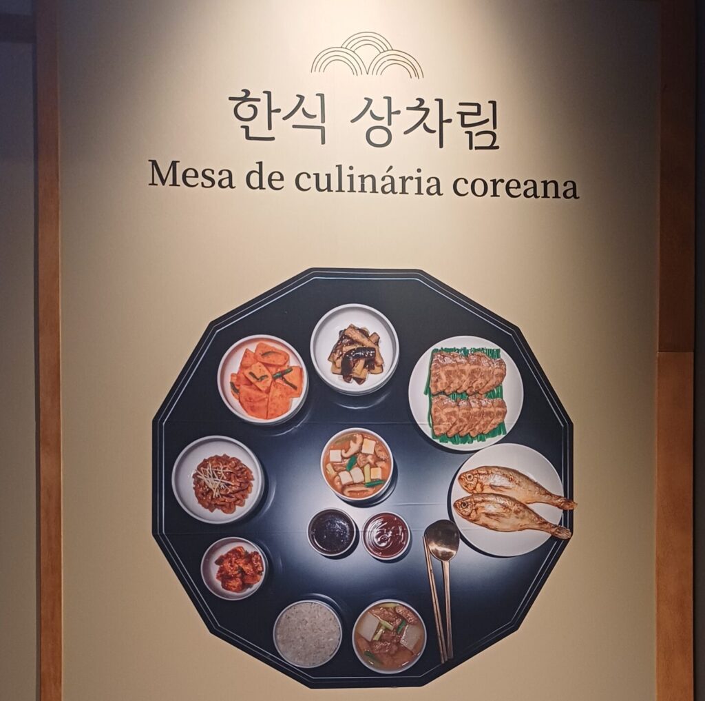 Centro Centro Cultural Coreano recebe a mostra até fevereiro de 2026 | Foto: Bianca Pelliciari 