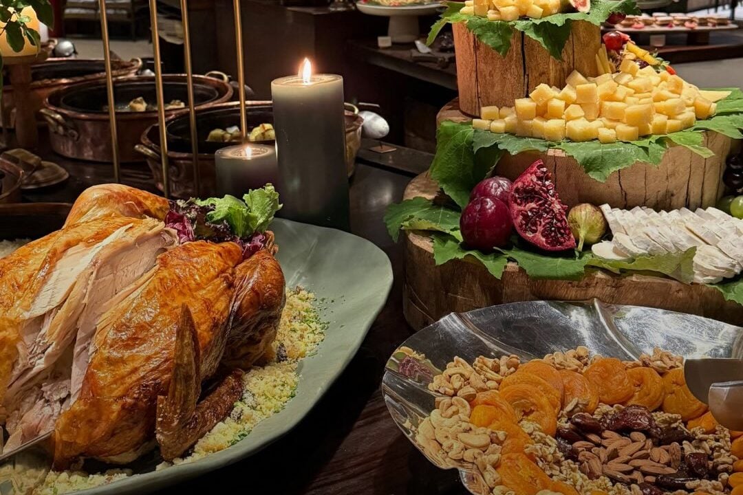 Buffet de Natal e Réveillon conta com couvert, entradas, pratos frios e quentes, além de acompanhamentos | Foto: Instagram @rubaiyatbrasil