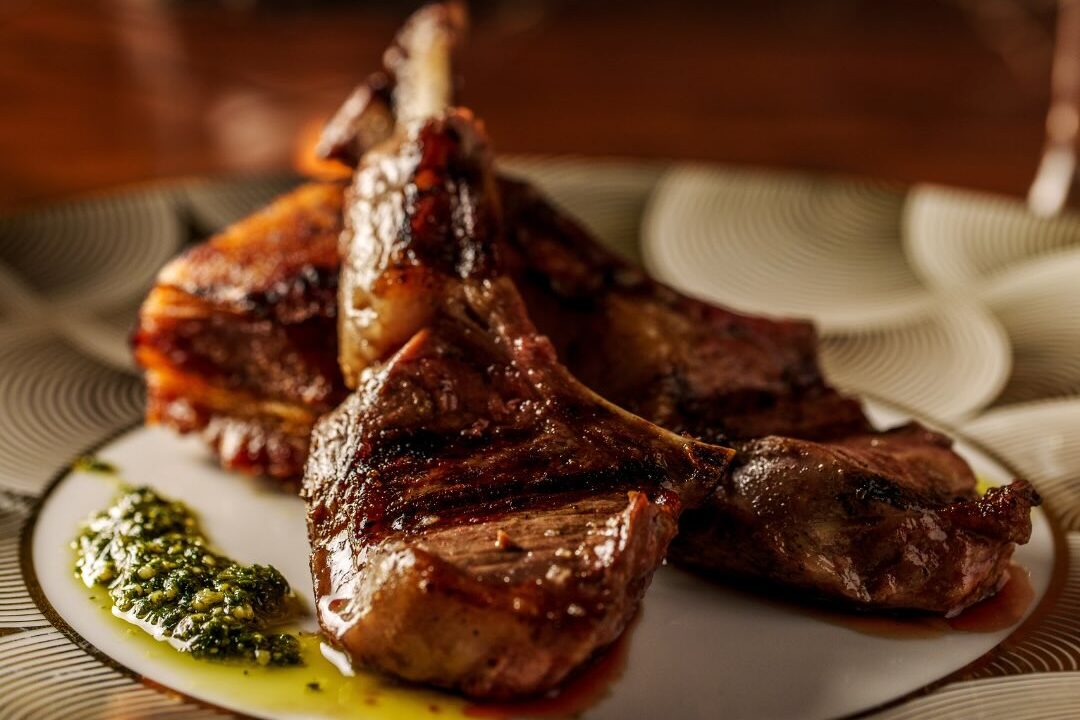 Carré de Cordeiro Patagônico com gratin de mandioquinha e batata-doce ao pesto de hortelã e castanhas | Foto: Instagram @rubaiyatbrasil