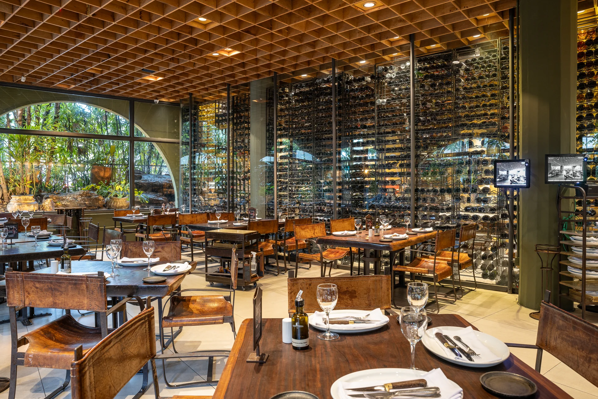 No Rubaiyat Faria Lima, a relação com o vinho também aparece no próprio ambiente | Foto: Rubaiyat/ Divulgação